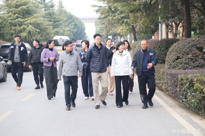 九游下载-中国篮球协会副主席杨阳一行莅临武汉女篮进行调研指导